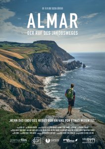 Ein Wanderer mit Rucksack steht auf einer grasbewachsenen Klippe mit Blick auf das Meer und die dramatische Küstenlinie. Der Text darüber lautet Almar: Der Ruf des Jakobsweges. Weitere Texte und Logos erscheinen am unteren Rand.